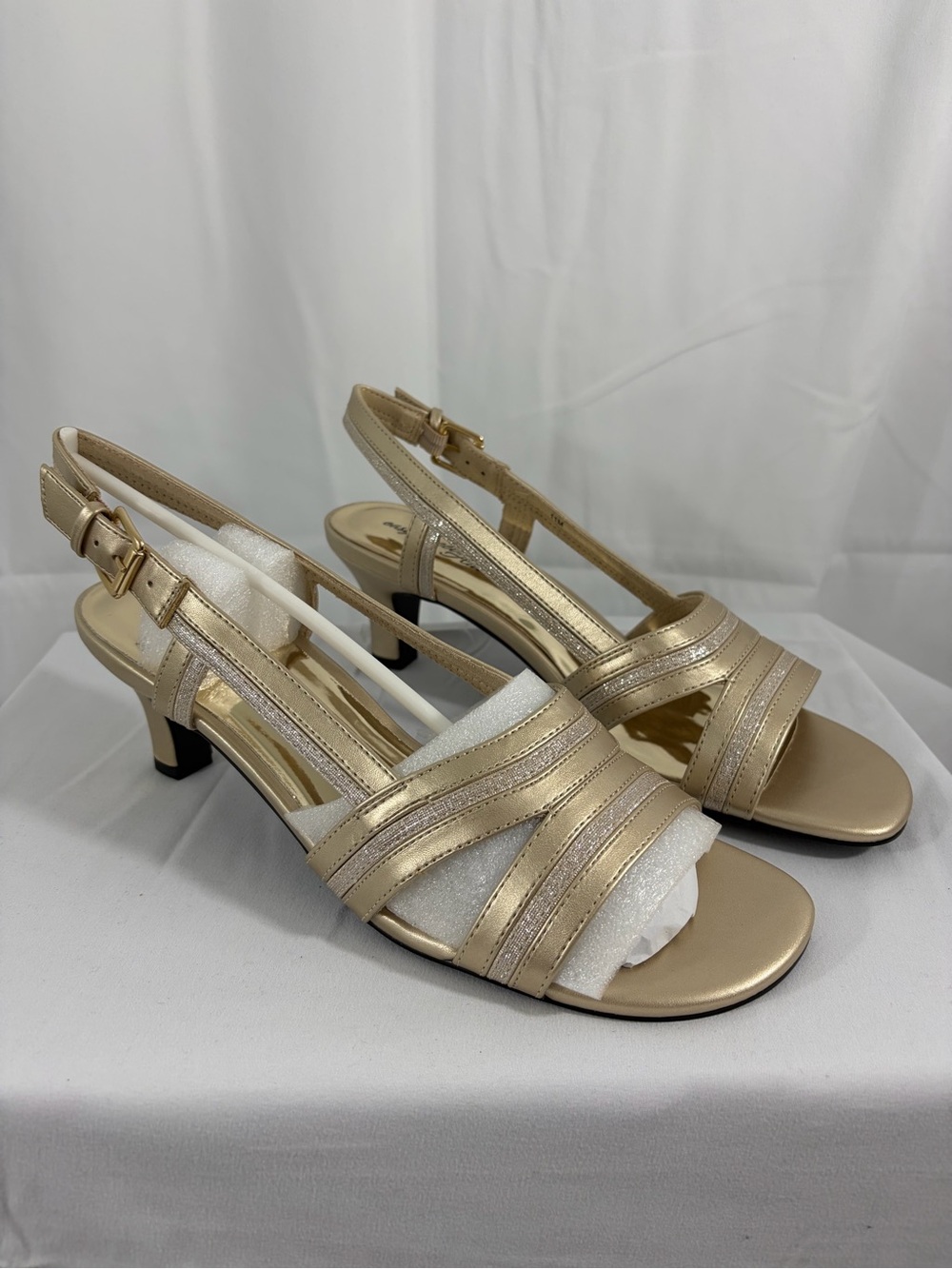 NWT Easy Street Women’s Size 11 Gold Slingback 2.5 Inch Heel Sandals